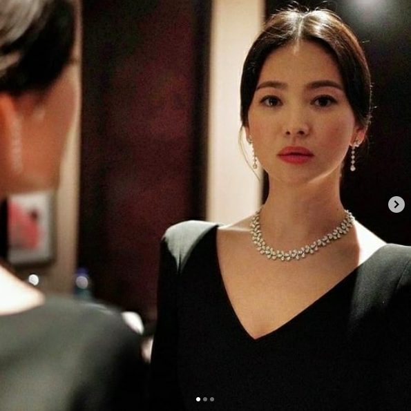 Sau bão tin đồn ly hôn, Song Hye Kyo chụp ảnh tình tứ cùng một người đàn ông khác, không phải Song Joong Ki  - Ảnh 3.