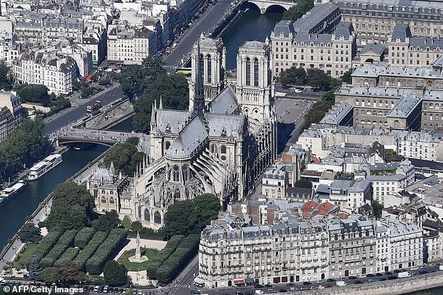 Hé lộ lí do thực sự khiến Nhà thờ Đức Bà Paris chìm trong khói lửa và phải mất nhiều giờ mới có thể dập tắt được đám cháy - Ảnh 3.