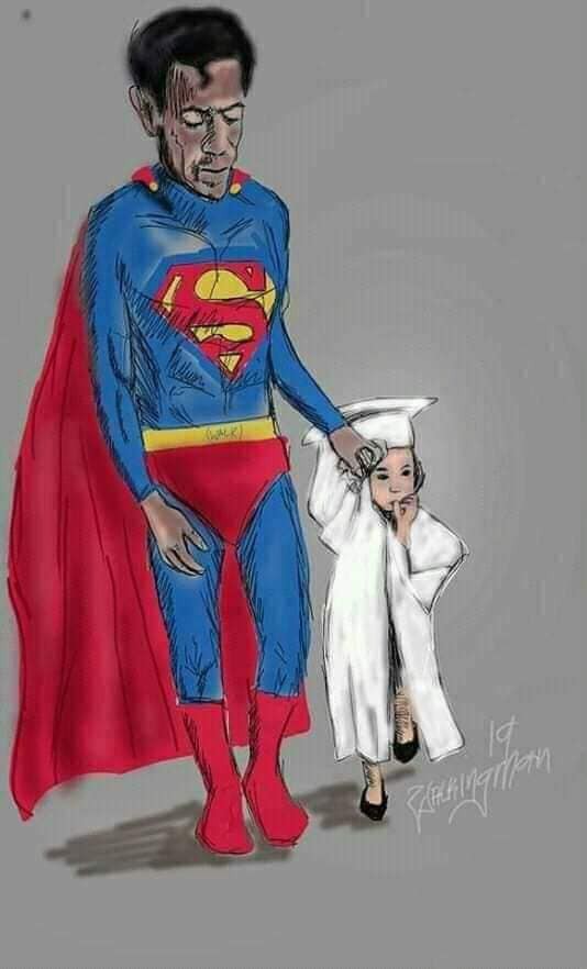 Hình ảnh ông bố Superman đi chân đất đến dự lễ tốt nghiệp mầm non của con gái khiến nhiều người cay mắt - Ảnh 2.