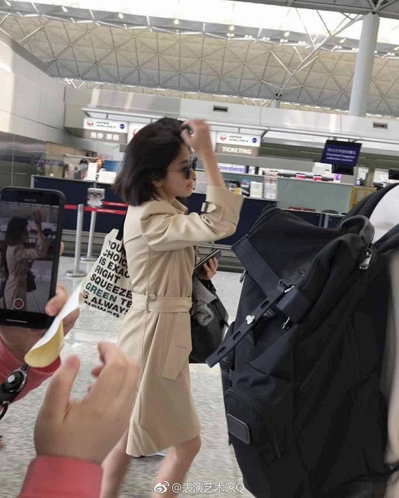 Xuất hiện tại sân bay sau chuyến công tác xa chồng, Song Hye Kyo gầy tới mức khó tin  - Ảnh 2.