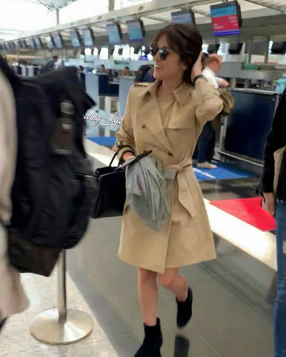 Xuất hiện tại sân bay sau chuyến công tác xa chồng, Song Hye Kyo gầy tới mức khó tin  - Ảnh 1.