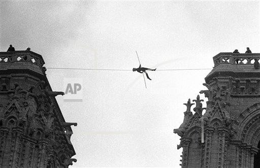 Trước khi bị ngọn lửa hung tàn nhấn chìm, ít ai biết Nhà thờ Đức Bà Paris từng chứng kiến màn đi dây huyền thoại qua 2 đỉnh tháp chuông - Ảnh 3.