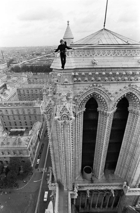 Trước khi bị ngọn lửa hung tàn nhấn chìm, ít ai biết Nhà thờ Đức Bà Paris từng chứng kiến màn đi dây huyền thoại qua 2 đỉnh tháp chuông - Ảnh 4.