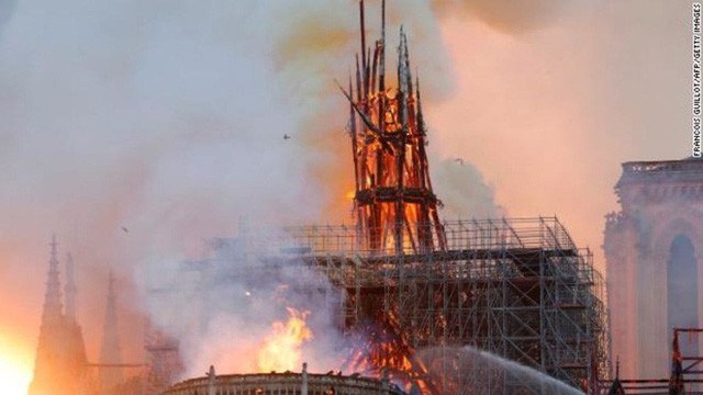 Nhà thờ Đức Bà đổ sập: Giọt nước mắt suy sụp của người dân và hành động đầu tiên của Tổng thống Pháp - Ảnh 1.