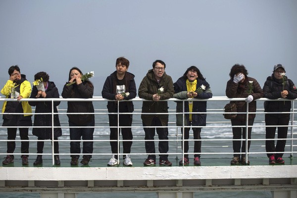 5 năm sau thảm kịch chìm phà Sewol, Hàn Quốc: 9 người vẫn mất tích, nỗi đau chưa nguôi - Ảnh 1.