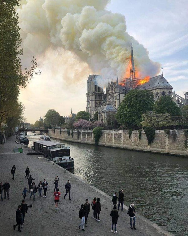 Nhà thờ Đức Bà đổ sập: Giọt nước mắt suy sụp của người dân và hành động đầu tiên của Tổng thống Pháp - Ảnh 10.
