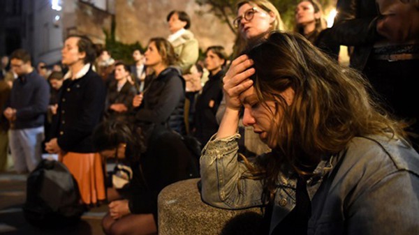 Nhà thờ Đức Bà đổ sập: Giọt nước mắt suy sụp của người dân và hành động đầu tiên của Tổng thống Pháp - Ảnh 11.