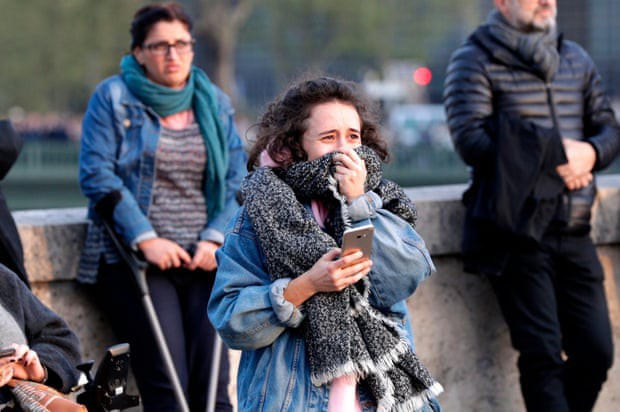 Người dân đau đớn nhìn ngọn lửa dữ dội trước mắt: Paris mà không có Nhà thờ Đức Bà thì không còn là Paris nữa - Ảnh 2.