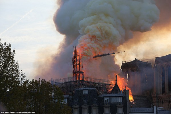 Nhà thờ Đức Bà đổ sập: Giọt nước mắt suy sụp của người dân và hành động đầu tiên của Tổng thống Pháp - Ảnh 2.
