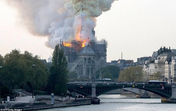 Nhà thờ Đức Bà đổ sập: Giọt nước mắt suy sụp của người dân và hành động đầu tiên của Tổng thống Pháp - Ảnh 4.