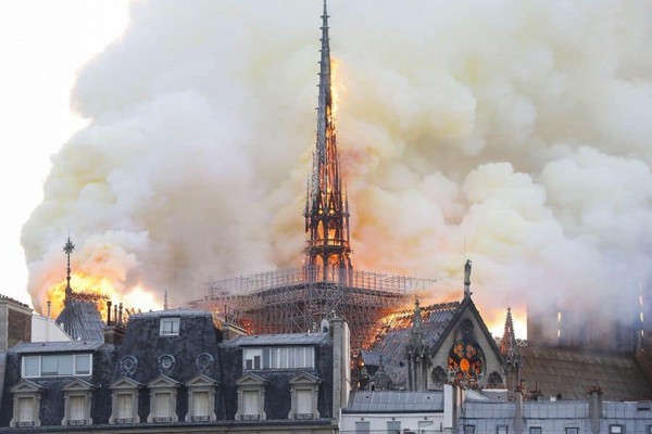 Nhà thờ Đức Bà đổ sập: Giọt nước mắt suy sụp của người dân và hành động đầu tiên của Tổng thống Pháp - Ảnh 6.