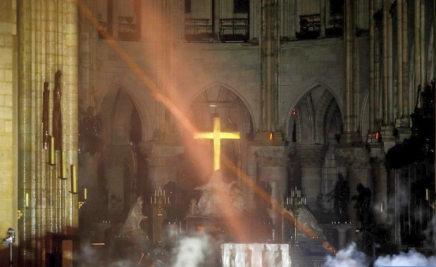 Hình ảnh kỳ diệu sau đám cháy Nhà thờ Đức Bà Paris: Cây thánh giá bằng vàng vẫn còn nguyên vẹn, phát sáng giữa đống tro tàn đen tối - Ảnh 1.