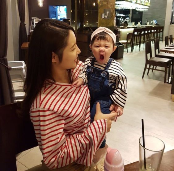 Mẹ trẻ kêu than lương 25 triệu/tháng vẫn không dư đồng nào, chị em nhìn bảng chi tiêu liền chép miệng ăn thế chẳng hết - Ảnh 2. Mẹ trẻ kêu than lương 25 triệu/tháng vẫn không dư đồng nào, chị em nhìn bảng chi tiêu liền chép miệng ăn thế chẳng hết - Ảnh 2.