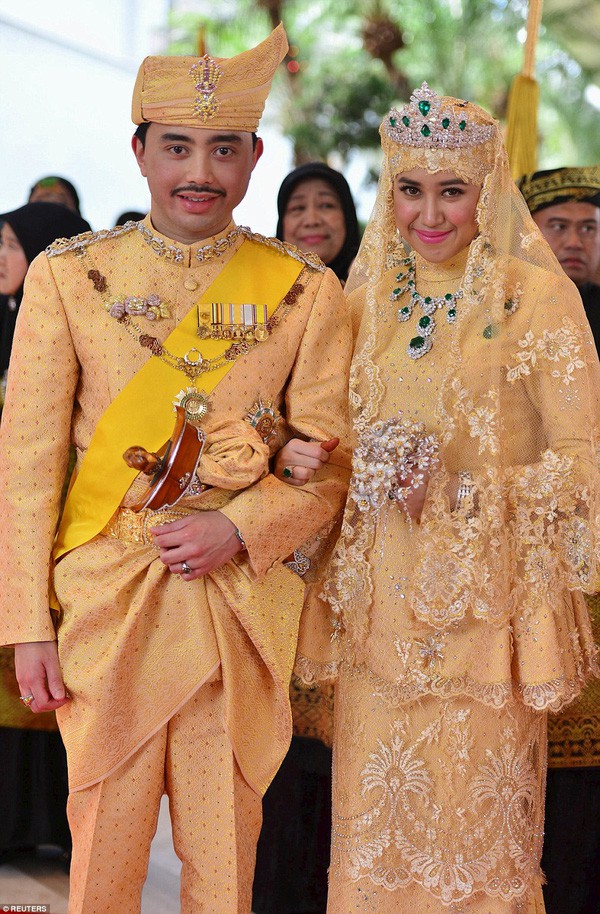 Nàng dâu hoàng gia Brunei từng gây choáng trong đám cưới kéo dài 11 ngày, phủ đầy vàng và kim cương, xa xỉ bậc nhất giờ ra sao sau 3 năm kết hôn? - Ảnh 1.