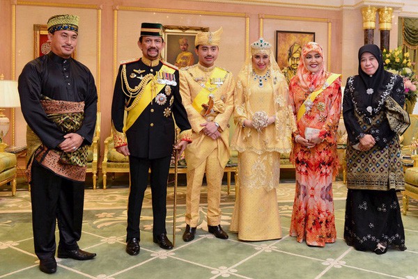 Nàng dâu hoàng gia Brunei từng gây choáng trong đám cưới kéo dài 11 ngày, phủ đầy vàng và kim cương, xa xỉ bậc nhất giờ ra sao sau 3 năm kết hôn? - Ảnh 4.