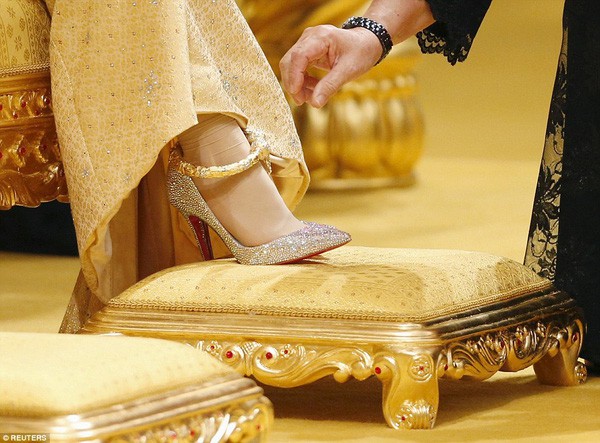 Nàng dâu hoàng gia Brunei từng gây choáng trong đám cưới kéo dài 11 ngày, phủ đầy vàng và kim cương, xa xỉ bậc nhất giờ ra sao sau 3 năm kết hôn? - Ảnh 3.