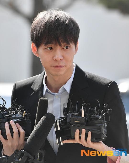 Mỹ nam Hoàng tử gác mái Park Yoochun đến Sở cảnh sát để tiếp nhận điều tra, nhưng phản ứng của netizen mới là điều đáng chú ý  - Ảnh 1.