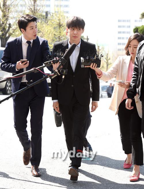 Mỹ nam Hoàng tử gác mái Park Yoochun đến Sở cảnh sát để tiếp nhận điều tra, nhưng phản ứng của netizen mới là điều đáng chú ý  - Ảnh 9.