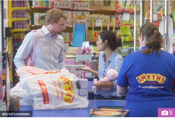 Thực hư đằng sau loạt ảnh Hoàng tử Harry và Meghan bế con đầu lòng đứng trước bệnh viện và đi mua sắm đồ dùng em bé gây xôn xao dư luận - Ảnh 4.