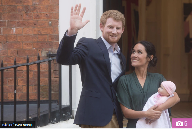 Thực hư đằng sau loạt ảnh Hoàng tử Harry và Meghan bế con đầu lòng đứng trước bệnh viện và đi mua sắm đồ dùng em bé gây xôn xao dư luận - Ảnh 1.