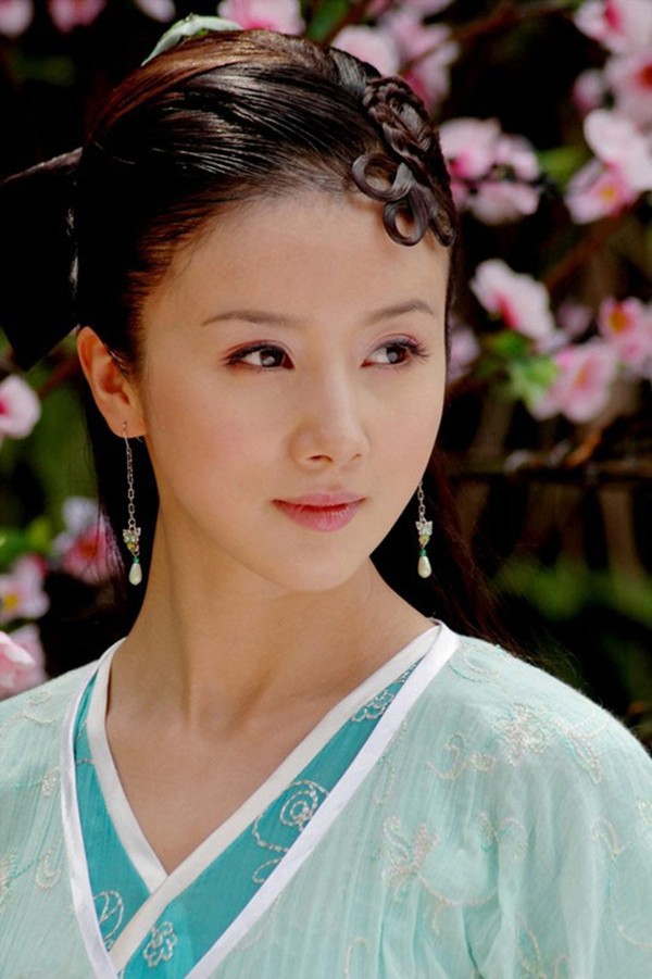 Hoài niệm về những mỹ nhân cổ trang nổi tiếng trên màn ảnh Hoa ngữ một thời - Ảnh 1.