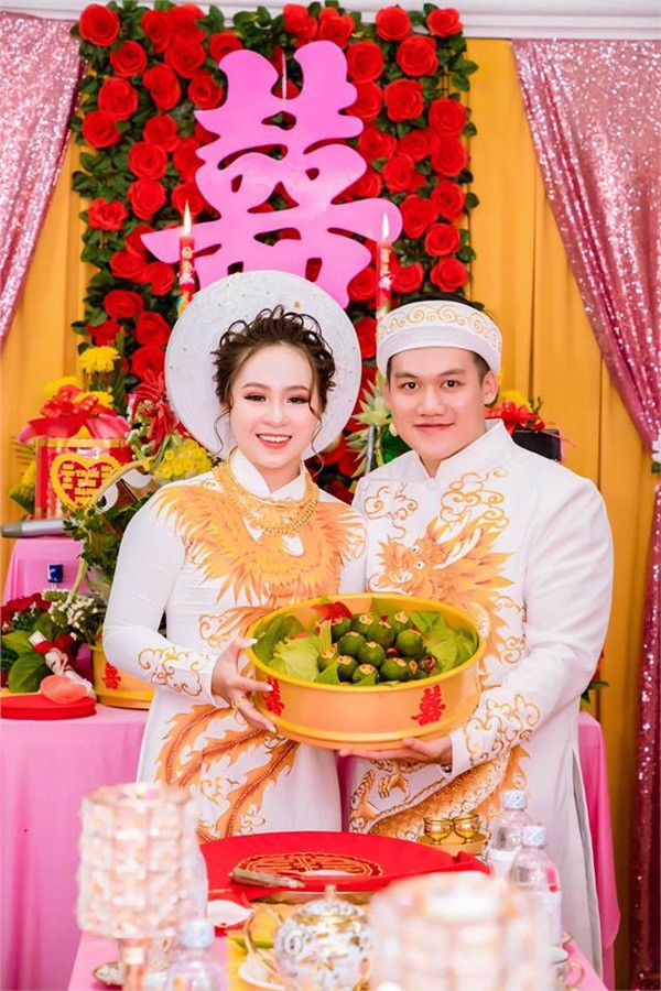 Dân mạng lại kinh ngạc với đám hỏi siêu khủng ở Kiên Giang: Cô dâu 19 tuổi, sính lễ hơn 888 triệu, 14 cây vàng - Ảnh 1.