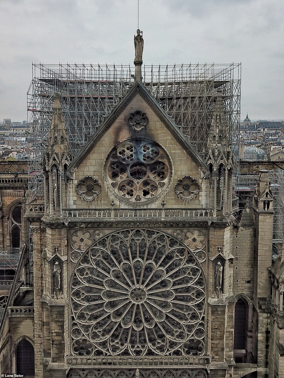 Loạt ảnh chụp từ trên cao cho thấy mức độ hư hại của Nhà thờ Đức ...