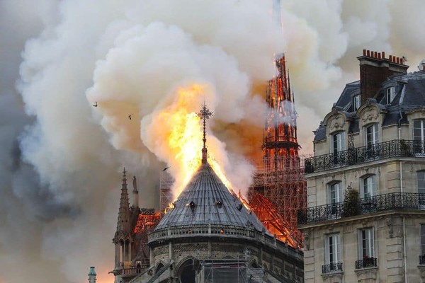 Hé mở nguyên nhân vụ cháy nghiêm trọng khiến Nhà thờ Đức Bà sụp đổ qua tiết lộ của cảnh sát - Ảnh 1.
