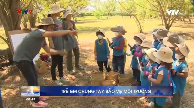 Trẻ mầm non hào hứng hưởng ứng trào lưu “thử thách dọn rác” - Ảnh 2. Trẻ mầm non hào hứng hưởng ứng trào lưu “thử thách dọn rác” - Ảnh 2.