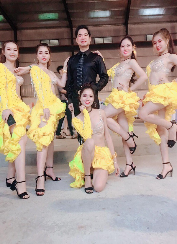 3 cô dâu số hưởng sinh năm 2000: Hồi môn toàn tiền tỷ, vàng đeo trĩu cổ, ca sĩ nổi tiếng đến chia vui - Ảnh 6. 3 cô dâu số hưởng sinh năm 2000: Hồi môn toàn tiền tỷ, vàng đeo trĩu cổ, ca sĩ nổi tiếng đến chia vui - Ảnh 6.