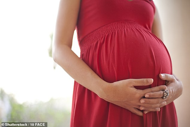 Phụ nữ mang thai tiếp xúc với không khí ô nhiễm sẽ khiến thai nhi trong bụng phải đối mặt với hàng loạt nguy hiểm này - Ảnh 1.