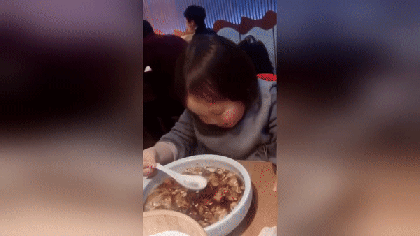 Bé gái 4 tuổi gây sốt với biểu cảm ăn súp đáng yêu hết nấc, dân mạng chuyên review đồ ăn bảo nhau phải học hỏi đứa trẻ - Ảnh 2.