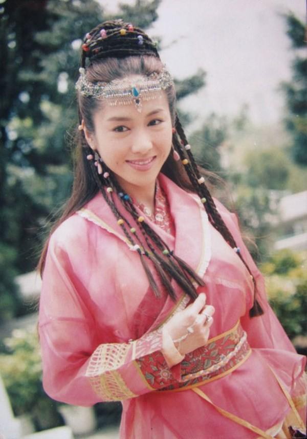 Triệu Mẫn Lê Tư 47 tuổi vẫn trẻ đẹp như gái 20, trong khi 3 con gái lại lệch sắc giống bố - Ảnh 1.