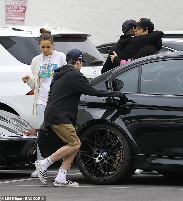 Hình ảnh ấm áp nhất ngày: Khoảnh khắc tương tác hiếm hoi giữa David Beckham và bạn gái của con trai lớn - Ảnh 2.