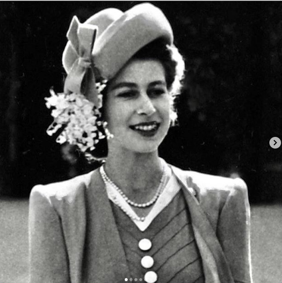 Cùng đăng ảnh chúc mừng sinh nhật Nữ hoàng Anh 93 tuổi lên Instagram nhưng vợ chồng Meghan lại “chơi trội” so với chị dâu Kate thế này đây - Ảnh 3.