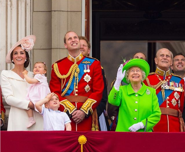 Cùng đăng ảnh chúc mừng sinh nhật Nữ hoàng Anh 93 tuổi lên Instagram nhưng vợ chồng Meghan lại “chơi trội” so với chị dâu Kate thế này đây - Ảnh 1. Cùng đăng ảnh chúc mừng sinh nhật Nữ hoàng Anh 93 tuổi lên Instagram nhưng vợ chồng Meghan lại “chơi trội” so với chị dâu Kate thế này đây - Ảnh 1.
