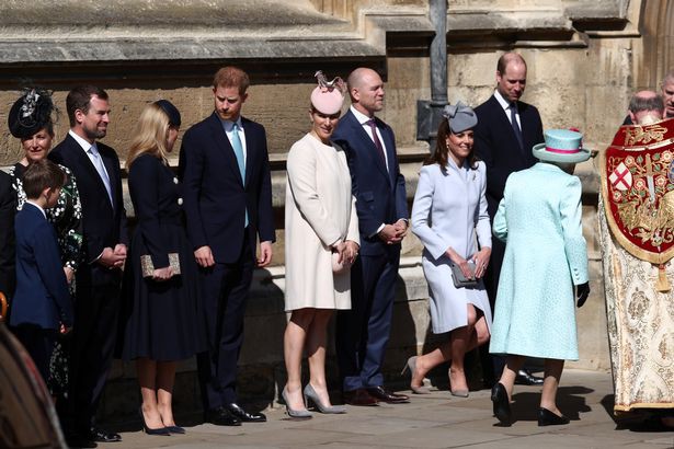 Hố sâu ngăn cách giữa hai cặp đôi hoàng gia: Hoàng tử Harry xuất hiện lẻ loi với vẻ mặt bất thường, có hành động khác lạ với vợ chồng Công nương Kate - Ảnh 4.