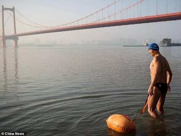 11 năm bơi qua sông để đi làm mỗi ngày, người đàn ông khiến dân tình thán phục hết mức - Ảnh 2.
