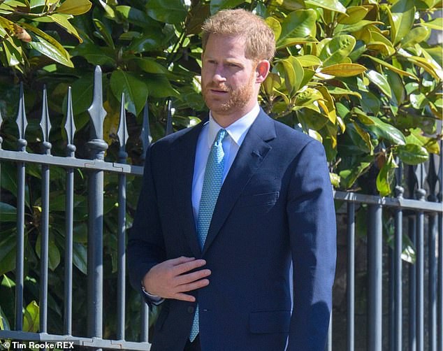 Hố sâu ngăn cách giữa hai cặp đôi hoàng gia: Hoàng tử Harry xuất hiện lẻ loi với vẻ mặt bất thường, có hành động khác lạ với vợ chồng Công nương Kate - Ảnh 5.