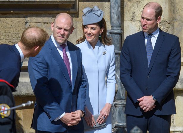 Hố sâu ngăn cách giữa hai cặp đôi hoàng gia: Hoàng tử Harry xuất hiện lẻ loi với vẻ mặt bất thường, có hành động khác lạ với vợ chồng Công nương Kate - Ảnh 3.