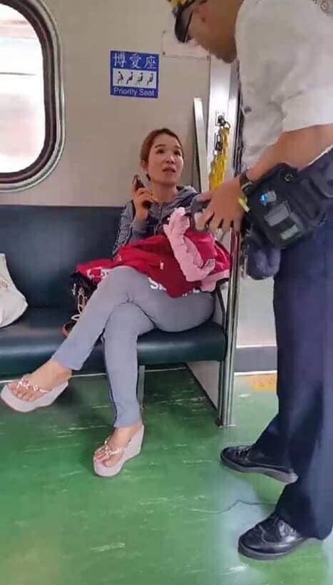 Đang nghe điện thoại thì bị soát vé, nữ hành khách người Việt to tiếng mắng chửi nhân viên tàu ở Đài Loan - Ảnh 1.