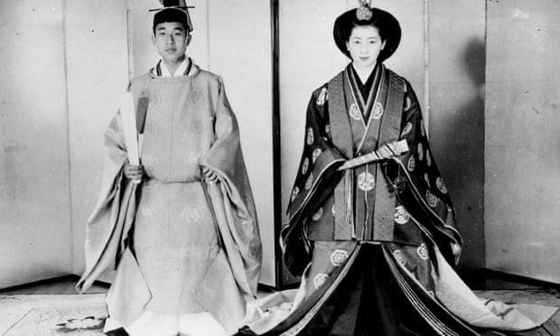 Nhật hoàng Akihito - vị hoàng đế rũ bỏ hình tượng bất khả xâm phạm để đi vào lòng dân và những dấu ấn không thể nào quên trong 30 năm trị vì - Ảnh 3.