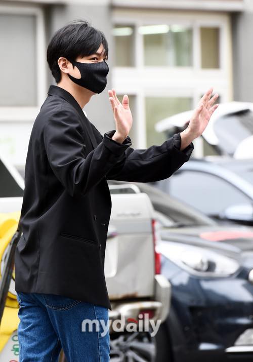 Lee Min Ho xuất ngũ trong vòng tay chào đón của hàng trăm fan hâm mộ, ăn vận giản dị vẫn sáng bừng cả phố Gangnam - Ảnh 3.