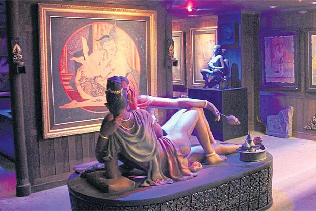 Đến Bangkok hãy ghé thăm Đèn lồng xanh - quán cà phê kiêm bảo tàng tình dục chuyên trưng bày các hiện vật khắc họa chuyện gối chăn - Ảnh 4.