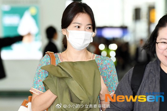 Song Hye Kyo bị soi dấu vết lạ trên cơ thể, liên tục lấy áo khoác che bụng - Ảnh 3.