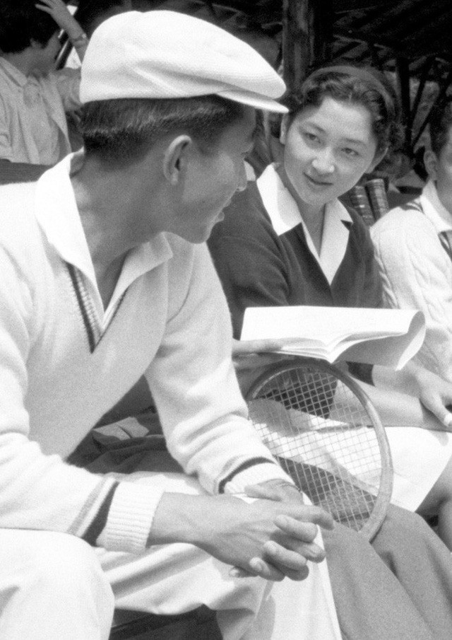 Hơn 60 năm trước, từng có chàng Thái tử Nhật Bản dám cãi lời bố mẹ, quyết cưới vợ thường dân rồi tự vẽ nên chuyện cổ tích khó tin - Ảnh 2.