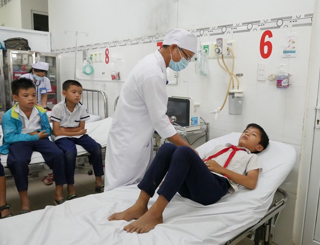 Hàng chục học sinh Ninh Thuận nhập viện nghi do ngộ độc sữa - Ảnh 2.