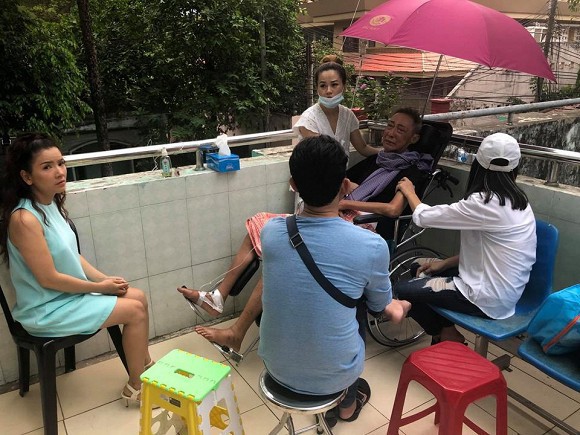Xót xa trước thông tin nghệ sĩ Lê Bình không còn ăn uống được gì, con gái thay mặt gia đình từ chối nhận tiền hỗ trợ - Ảnh 3. Xót xa trước thông tin nghệ sĩ Lê Bình không còn ăn uống được gì, con gái thay mặt gia đình từ chối nhận tiền hỗ trợ - Ảnh 3.