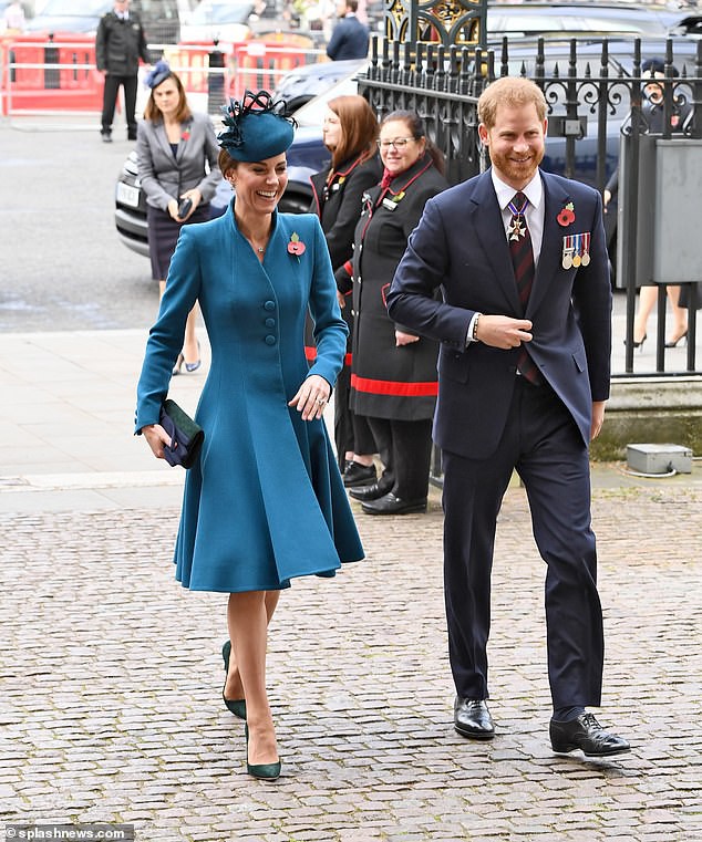 Hoàng tử Harry bất ngờ “tháp tùng” chị dâu Kate đi dự sự kiện nhưng vẻ mặt hạnh phúc, rạng rỡ của cả hai khi sánh bước bên nhau khiến dư luận dậy sóng  - Ảnh 4.