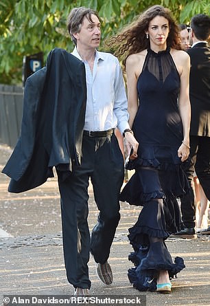 Cựu người mẫu dính tin đồn ngoại tình với hoàng tử William khi Kate Middleton đang mang thai lần 3 là ai? - Ảnh 2.